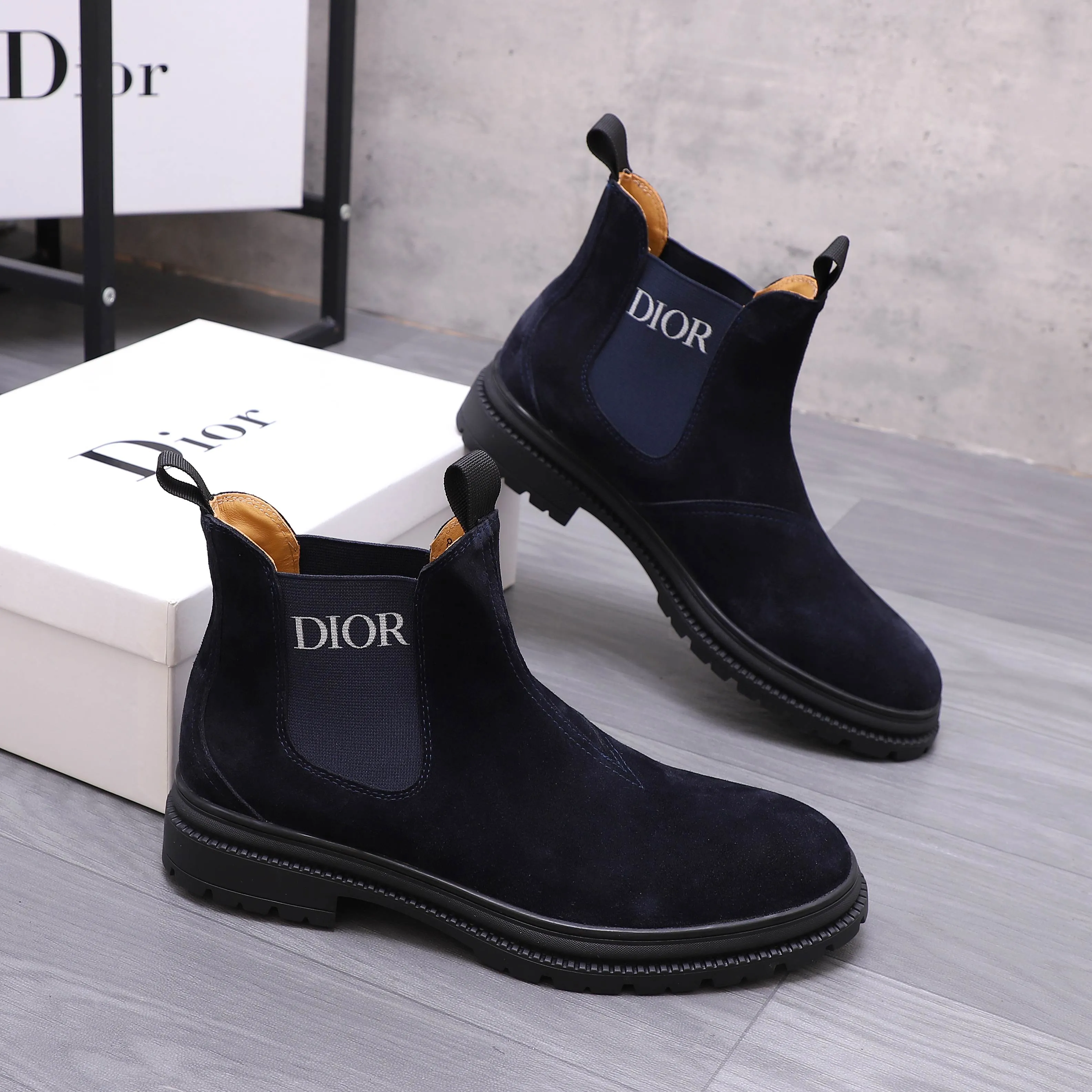 Men's shoes 💰500 Product trademark: Dior "Dior" high-top casual shoes Regular size: 38-45 (45 is custom-made and non-returnable) Product materials: Selected frosted cowhide upper, cowhide lining, rubber non-slip outsole